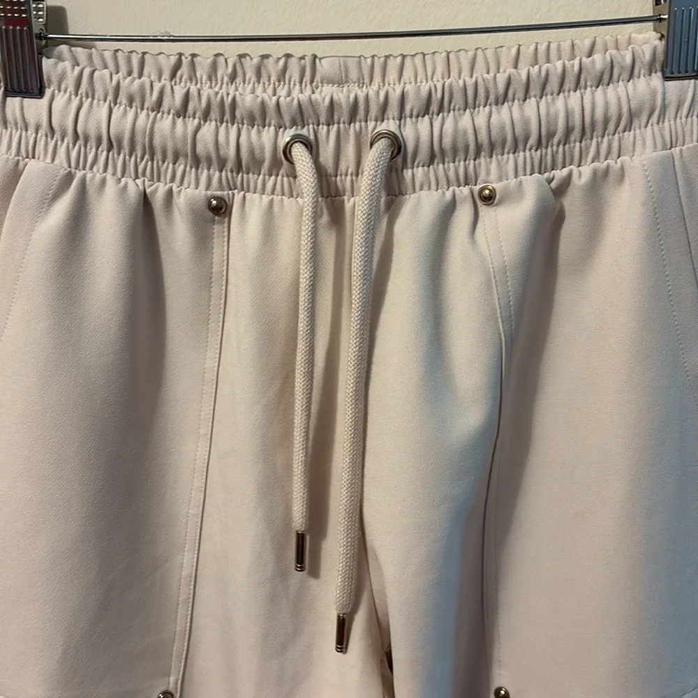 Zara cream sweatpants XS adjustable drawstring waistand zippers atthe ankles. .